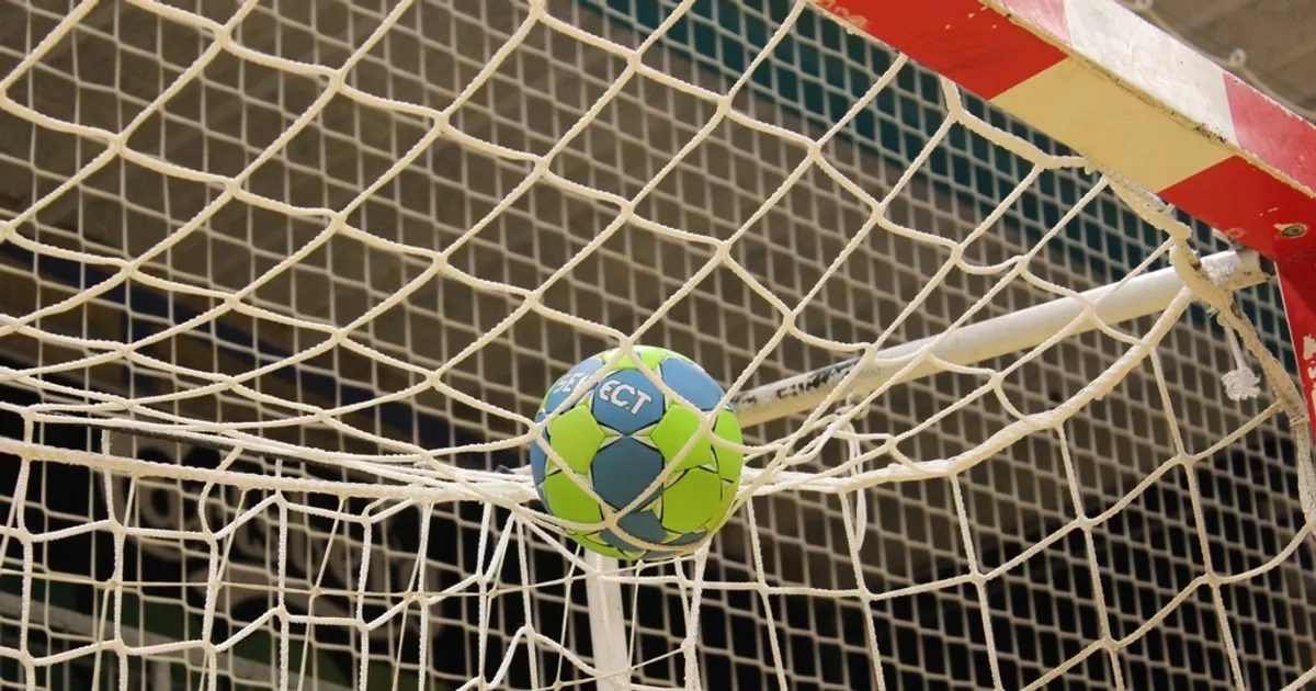 Rede de um gol de futebol vista de perto