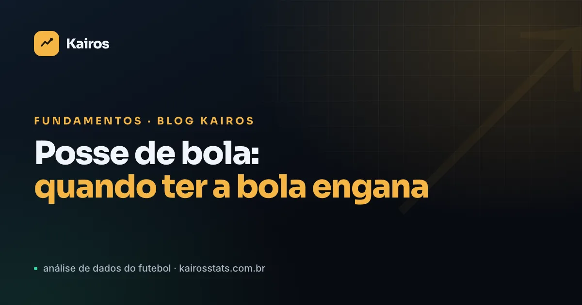 Bola de futebol parada no gramado sob luz artificial